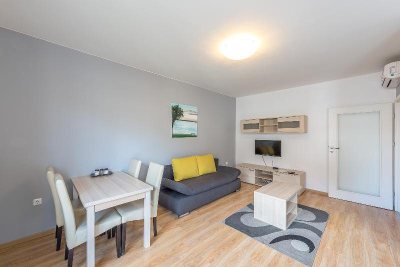 Aparthotel Corvin Plaza &